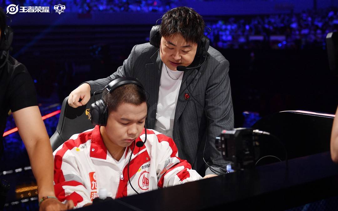 生活中的孟家俊喜欢收藏高达模型