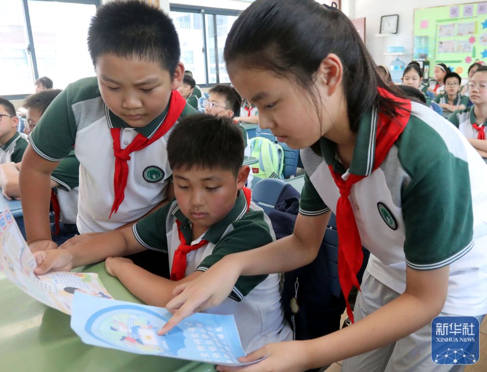 　　9月15日，江苏省苏州市金阊实验小学校学生在学习网络安全知识。新华社发（杭兴微摄）