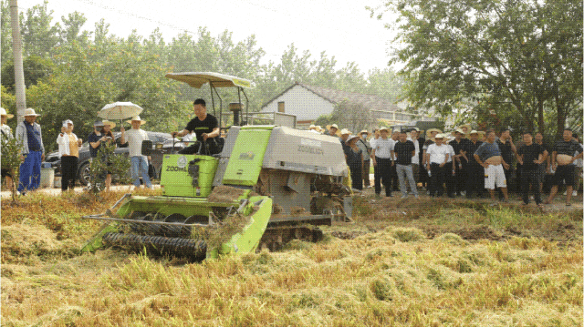 ▲中联重科履带自走式打捆机在汉寿演示现场大收欢迎