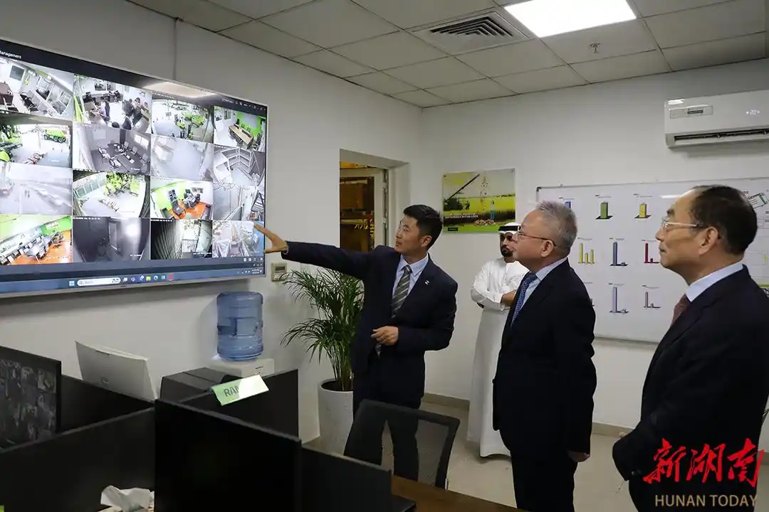 ▲9月10日,沈晓明率省代表团一行在中联重科海湾子公司调研。