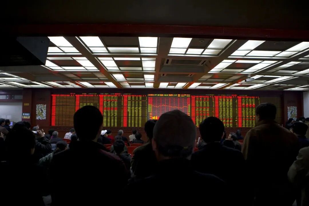 密切关注股市动态的股民/图源：视觉中国