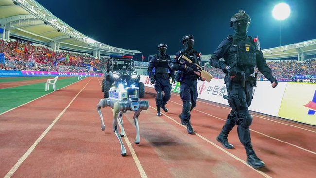 电子警犬配合开展体育场馆巡检