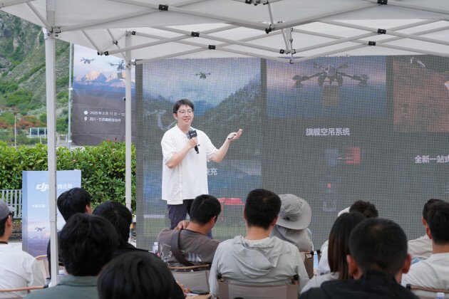 图：大疆运载解决方案工程师徐小珂现场演示