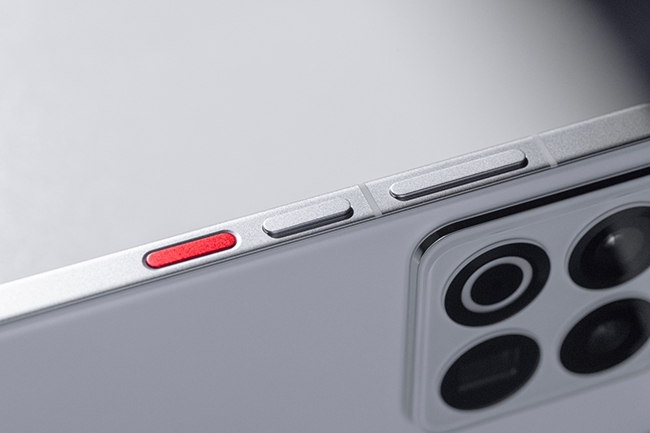 细节方面，整机支持IP66+IP68级防水防尘，还有机身侧边红色点缀的红色电源键，还是挺魅族的。