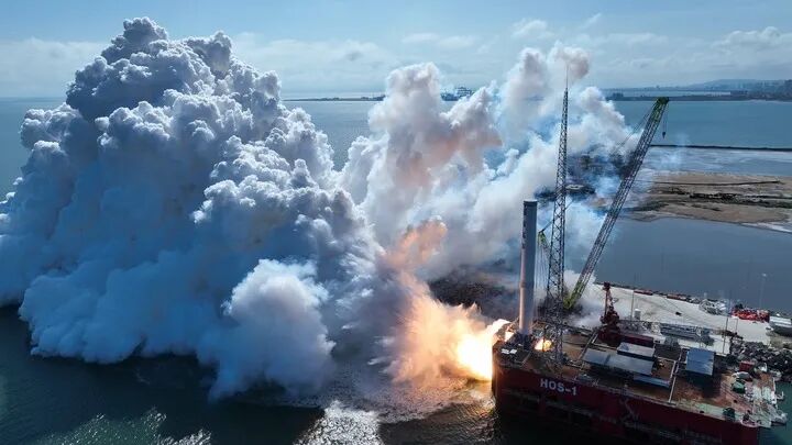 9月15日，天龙三号液体运载火箭在山东海阳东方航天港海上平台进行一级动力系统试车。新华社发