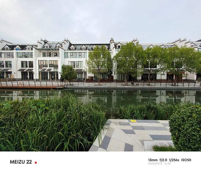 5000万像素超广角镜头画面表现足够细腻，非常适合拍摄大场景样张。