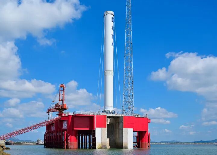 9月15日，天龙三号液体运载火箭在山东海阳东方航天港海上平台准备进行一级动力系统试车。新华社发