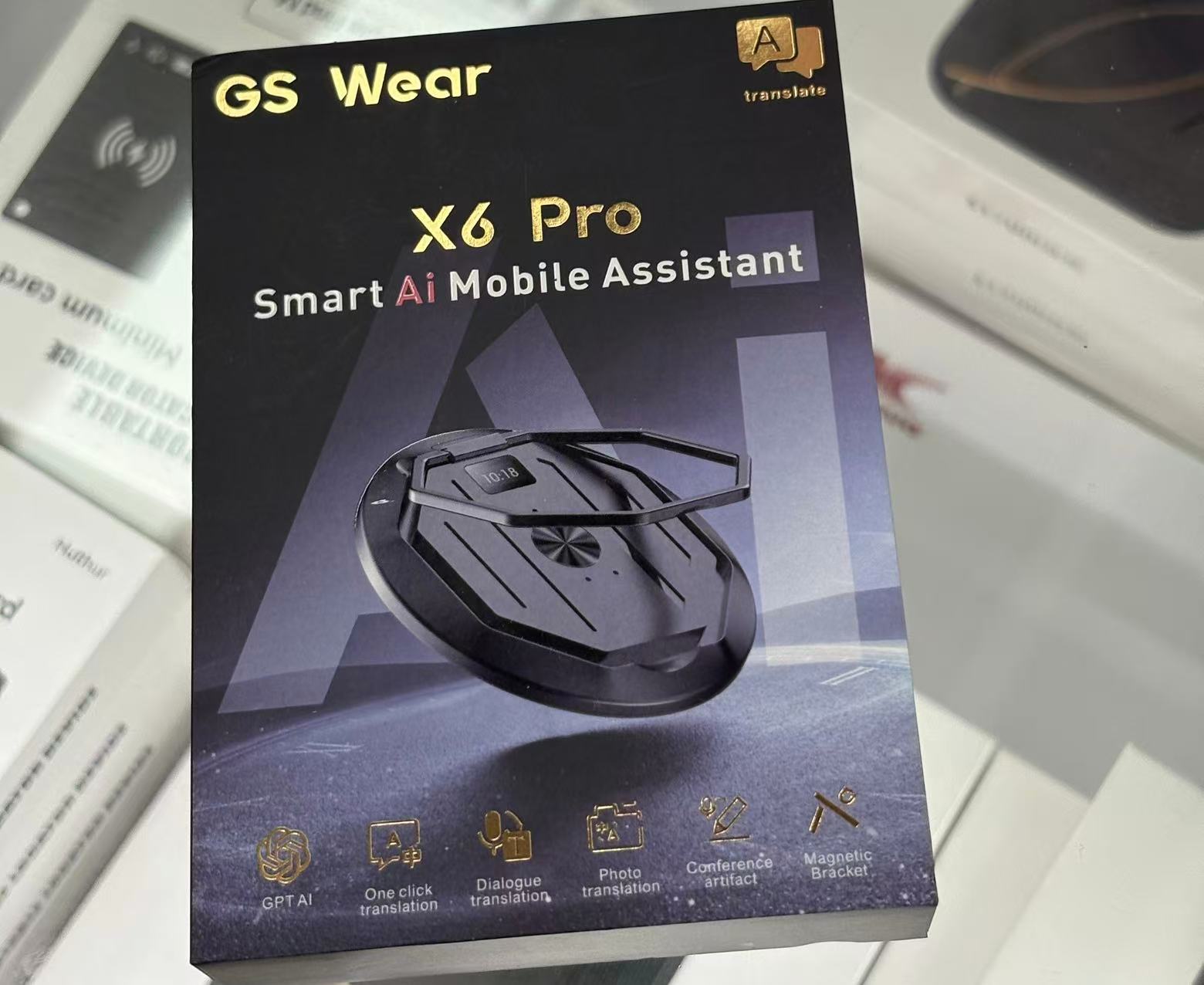 华强北的圆形AI录音卡片产品，图片来源：时代周报记者摄