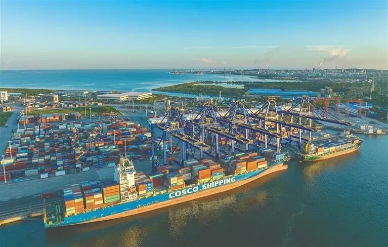 资料图：洋浦国际集装箱码头重型卡车来回穿梭，货运繁忙。海南日报记者 李天平 摄