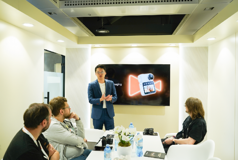 （光子跃迁负责人袁谦与媒体进行技术分享）