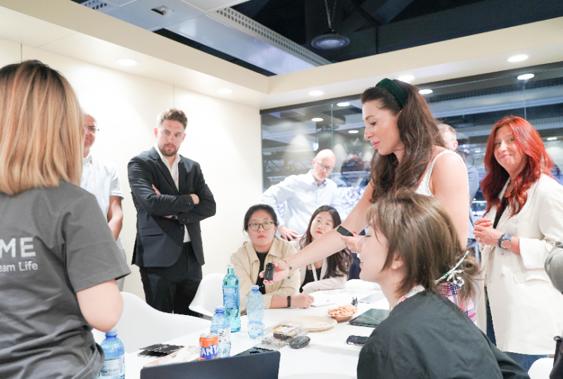 （意向客户现场体验光子跃迁新品）