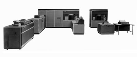 ▲ 硬盘与 IBM 305 计算机系统组合而成的系统，体积有一个房间那么大