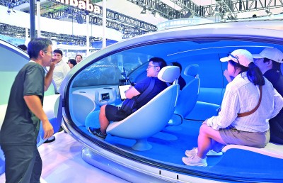 在上海举行的2025世界人工智能大会上，参观者体验乘坐“未来座舱”。新华社记者 方喆摄