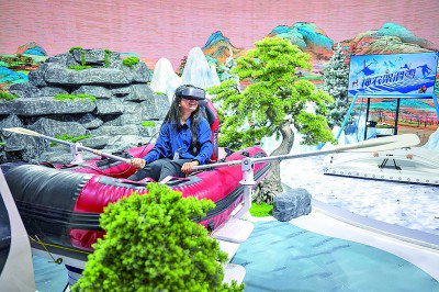 湖北武汉，观众在2025中国文化旅游产业博览会上体验互动项目。 新华社记者 伍志尊摄