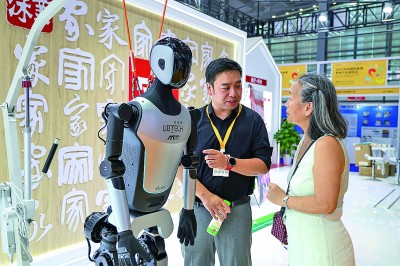 2025深圳国际智慧养老产业博览会上，观众在了解智能机器人。新华社记者 梁旭摄