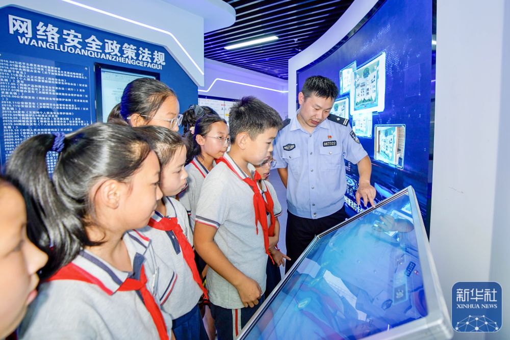 　　9月15日，浙江省舟山市岱山县公安局民警与辖区高亭中学学生进行网络安全知识竞答互动。新华社发（邹训永摄）