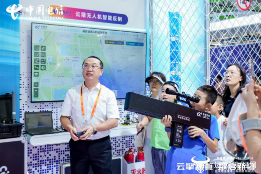 图：观众体验“云猎”无人机反制系统