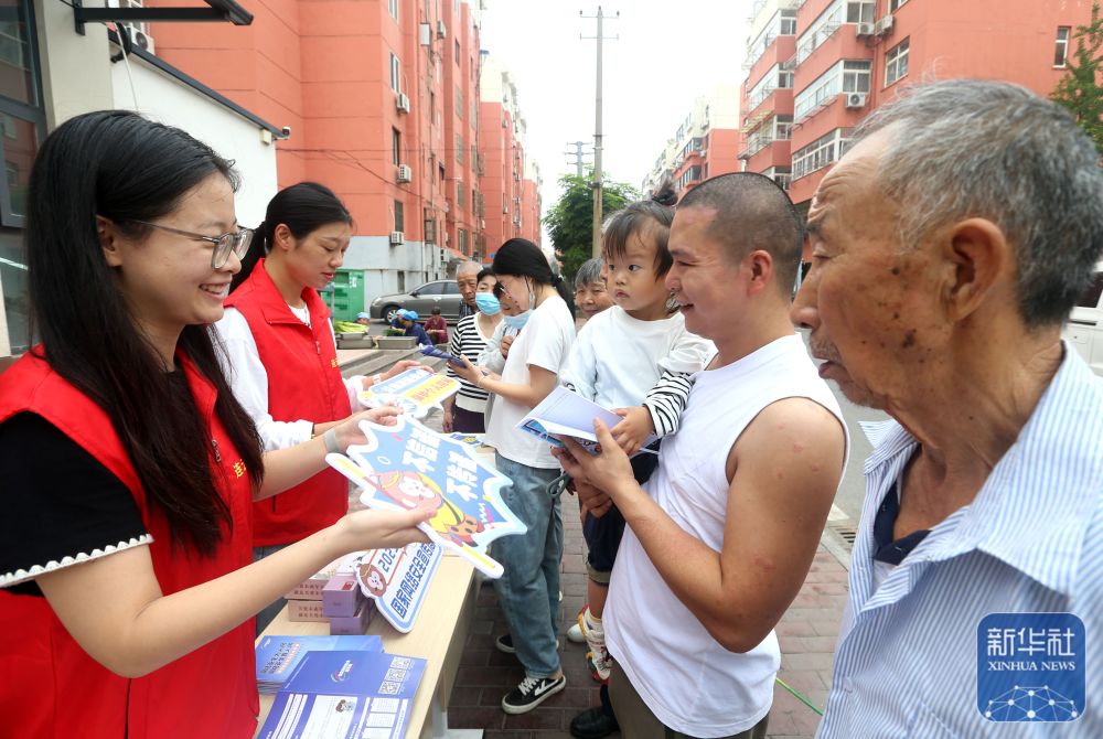 　　9月15日，江苏省连云港市连云区委网信办工作人员给连云区西园社区居民宣传网络安全知识。新华社发（王春摄）