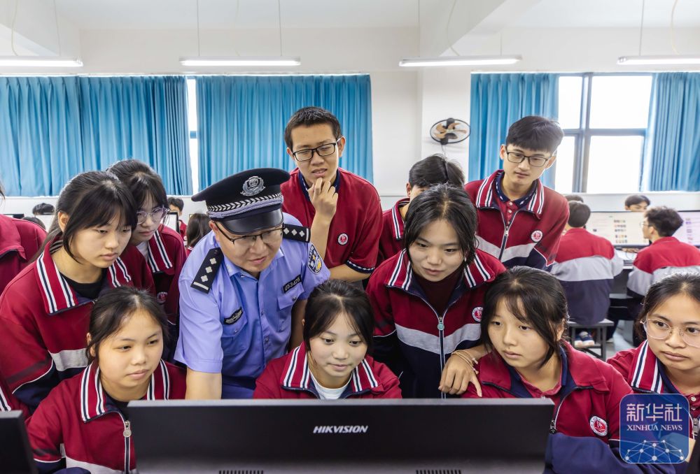 　　9月15日，民警在贵州省黔西第一中学给学生普及网络安全知识。新华社发（范晖摄）