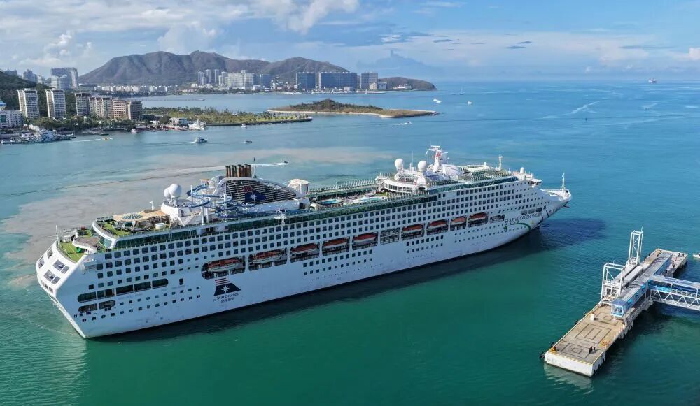 资料图：9月4日，在三亚凤凰岛国际邮轮港，丽星邮轮“领航星”号在靠泊码头（无人机照片）。 新华社记者 赵颖全 摄