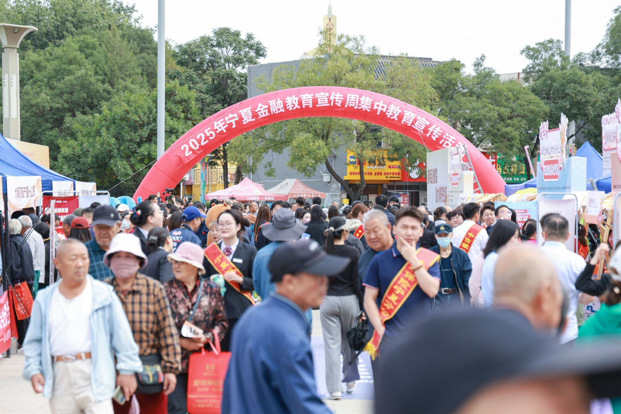 在银川光明广场进行的集中宣教活动