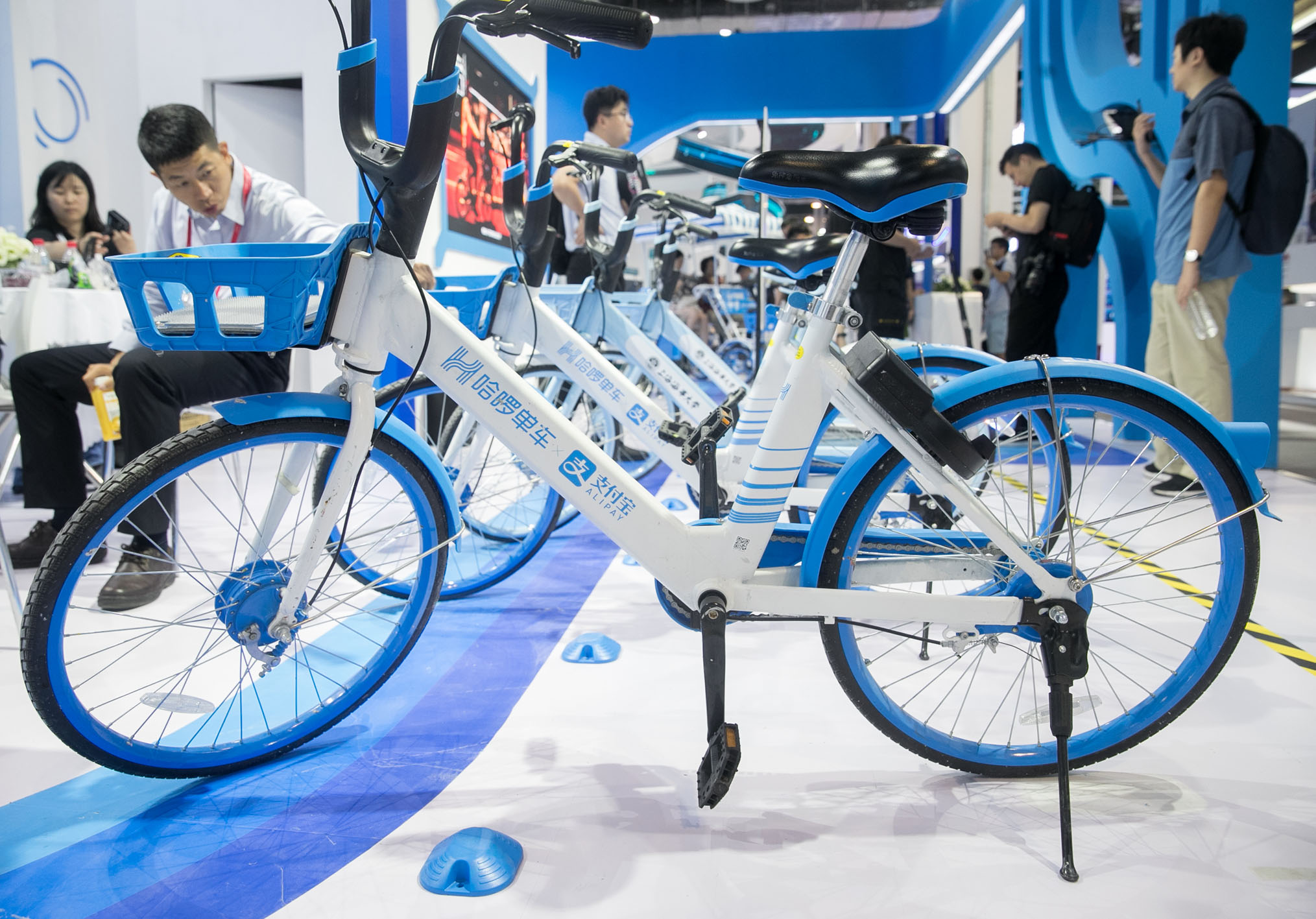 图为展会上哈啰单车展出的“自适应蓝牙电子围栏”装置。（资料照片）