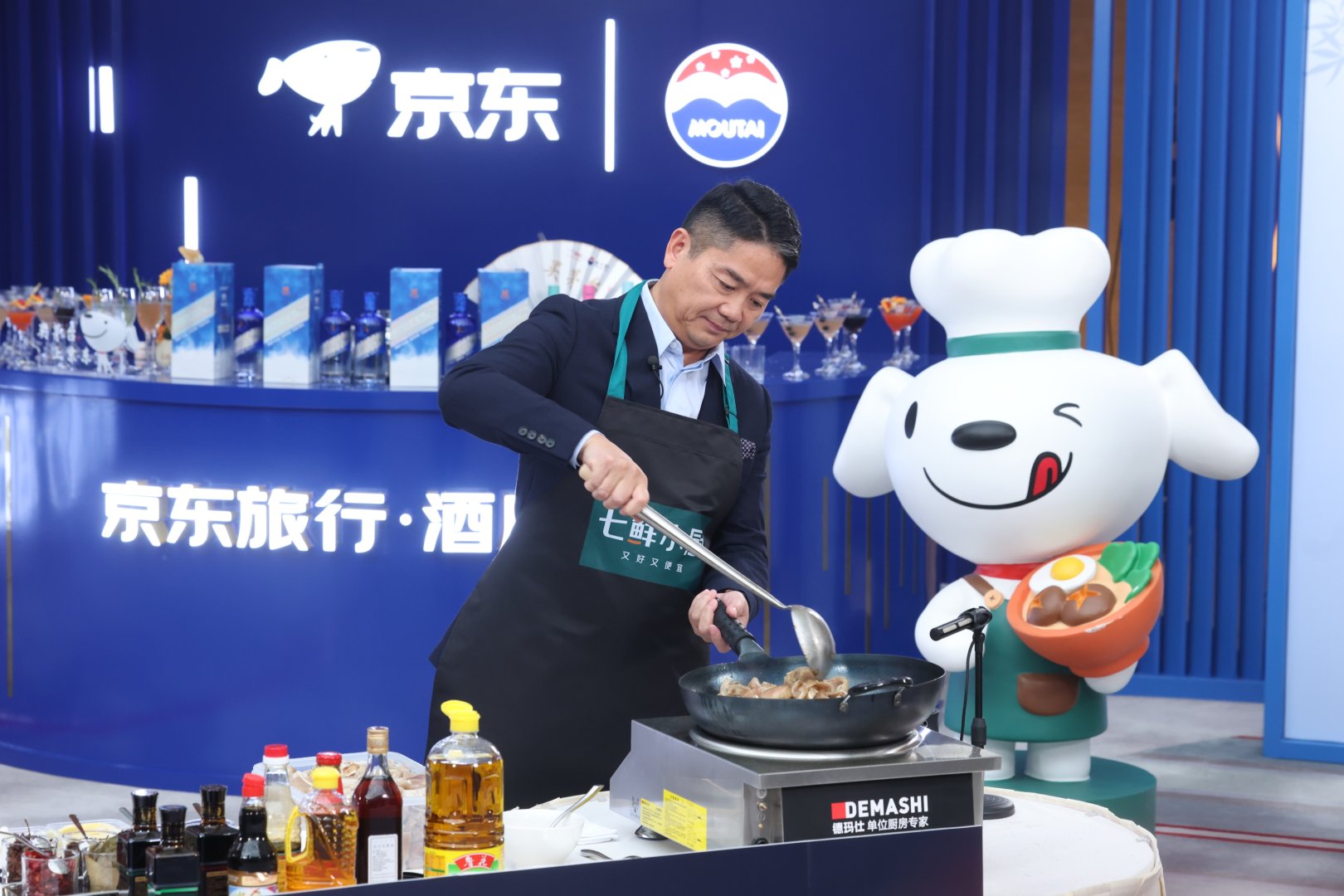 刘强东在品酒会现场为用户烹饪宿迁家乡菜黄狗猪头肉