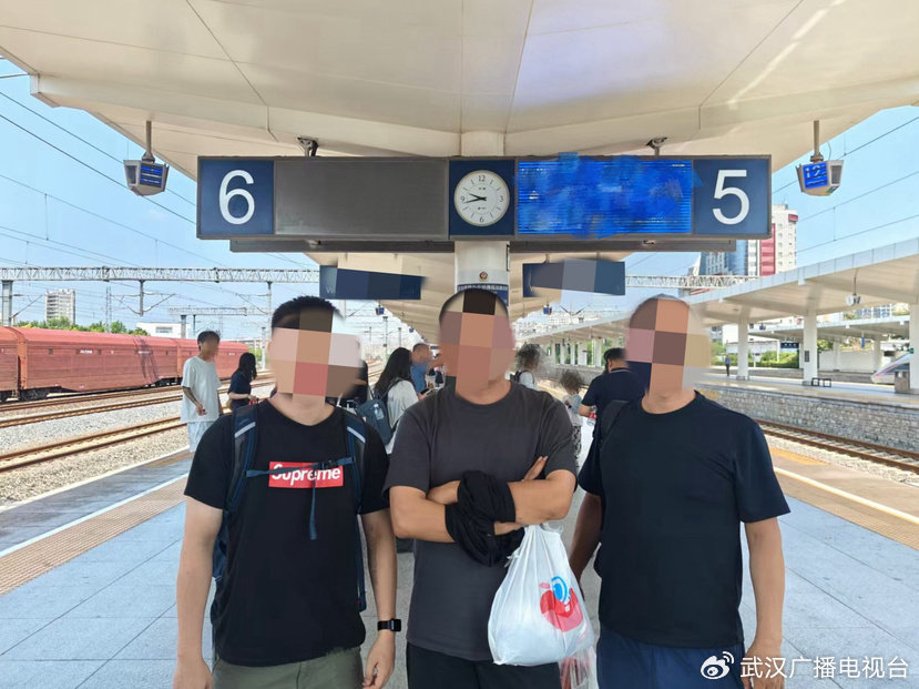 阿成（中）被武汉网警从山东潍坊抓捕带回