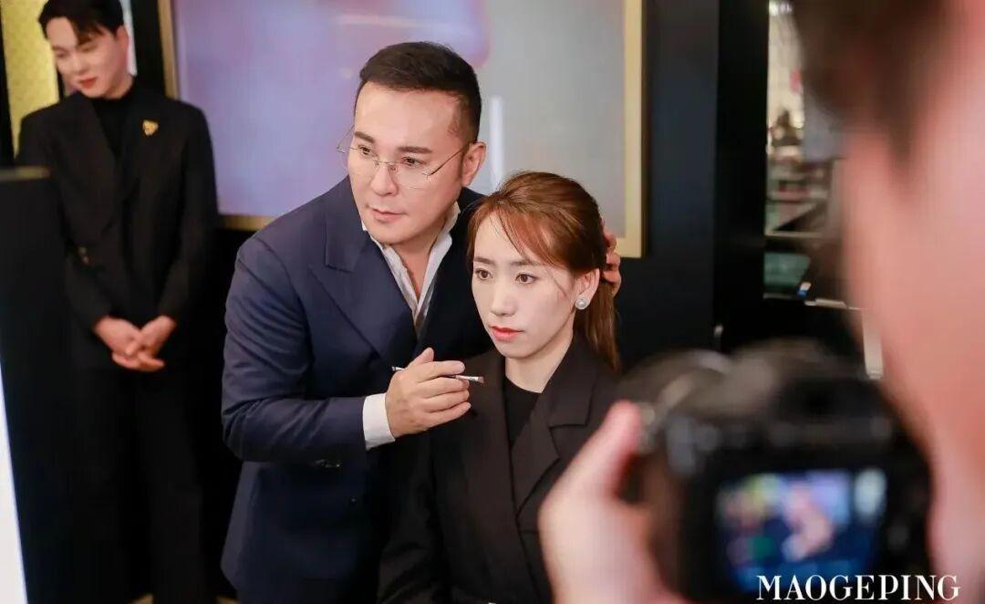 毛戈平在北京SKP专柜为消费者试妆，图片来源于毛戈平MGP官方微博