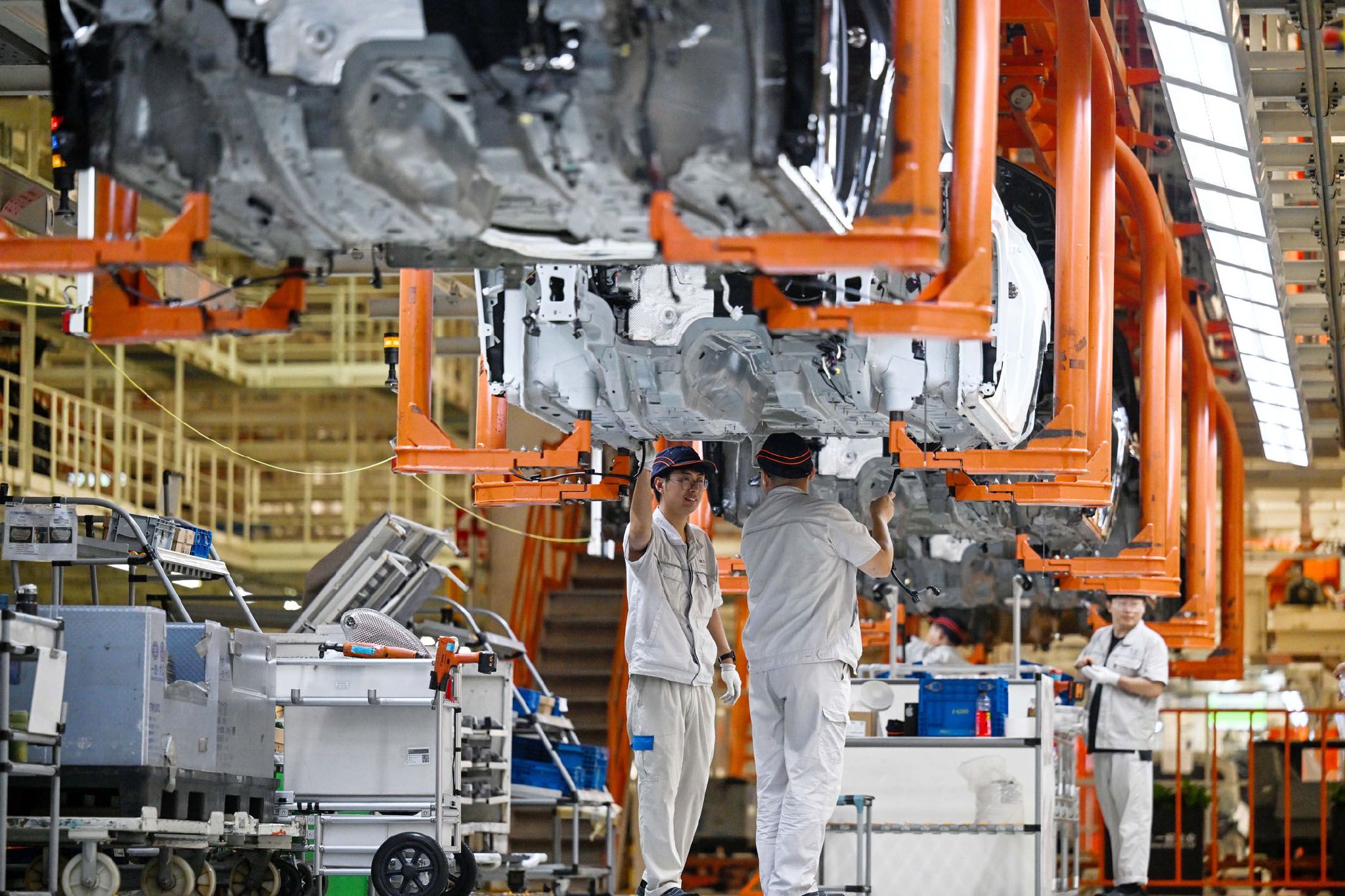 图为工作人员在天津经济技术开发区一汽-大众华北基地总装车间装配车辆。新华社记者　赵子硕　摄