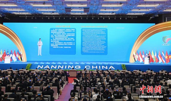 图为，开幕式现场，由AI生成的东博会开幕式纪要。中新网记者 蒋雪林 摄