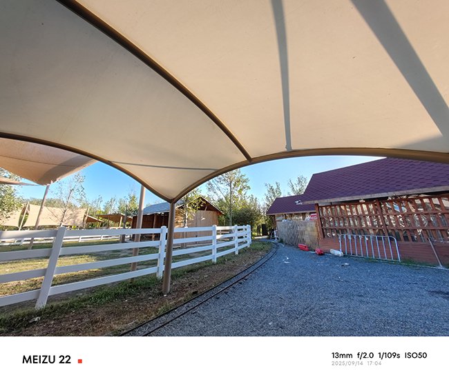 5000万像素超广角镜头画面表现足够细腻，非常适合拍摄大场景样张。