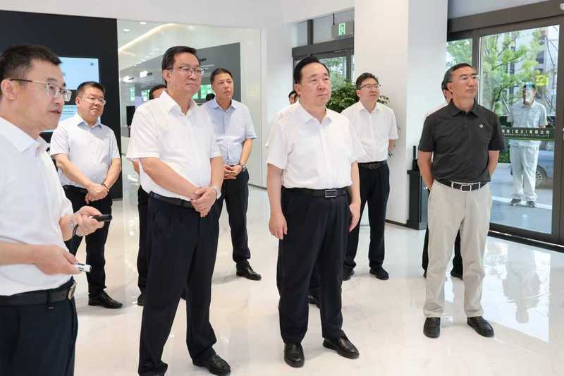 9月16日，在凌骁能源科技公司，王浩考察企业智能化生产车间。