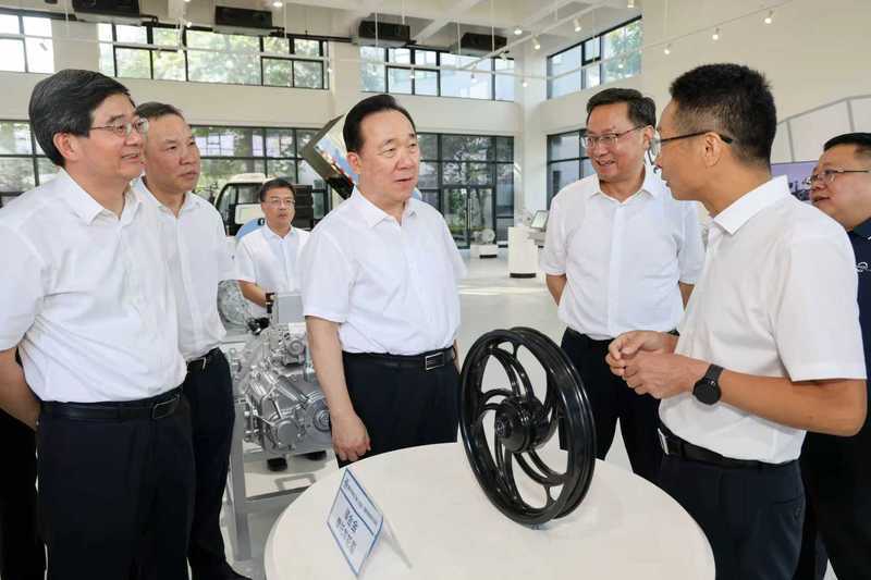 9月15日，在盘毂动力科技公司，王浩考察企业车间，了解推动科技创新和产业创新深度融合情况。