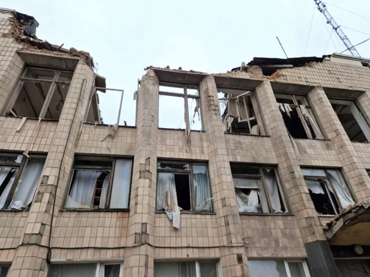 俄罗斯无人机袭击后的谢梅尼夫卡市议会。