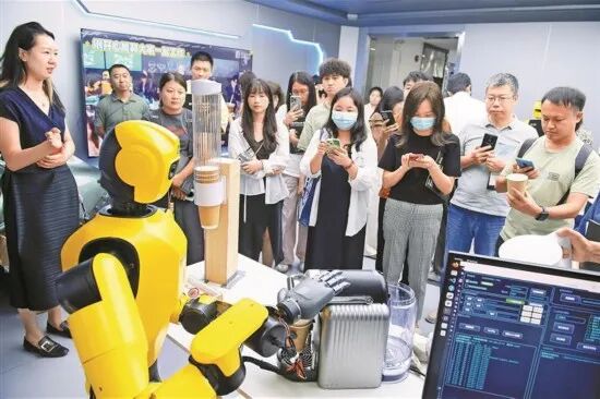 机器东说念主能沏茶冲咖啡,还能弹扬琴。(受访单元供图)