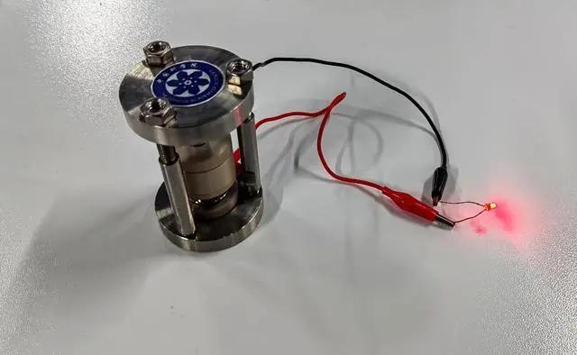 ▲ 氢负离子原型电池