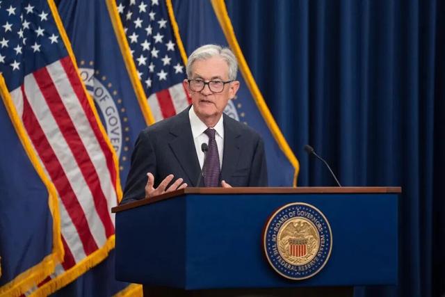 9月17日，美国联邦储备委员会主席鲍威尔在华盛顿出席记者会。图片来源：新华社