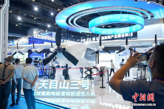 9月17日，正在广西南宁举行的第22届中国—东盟博览会现场展出的混动货运无人机。中新社记者 陈冠言 摄