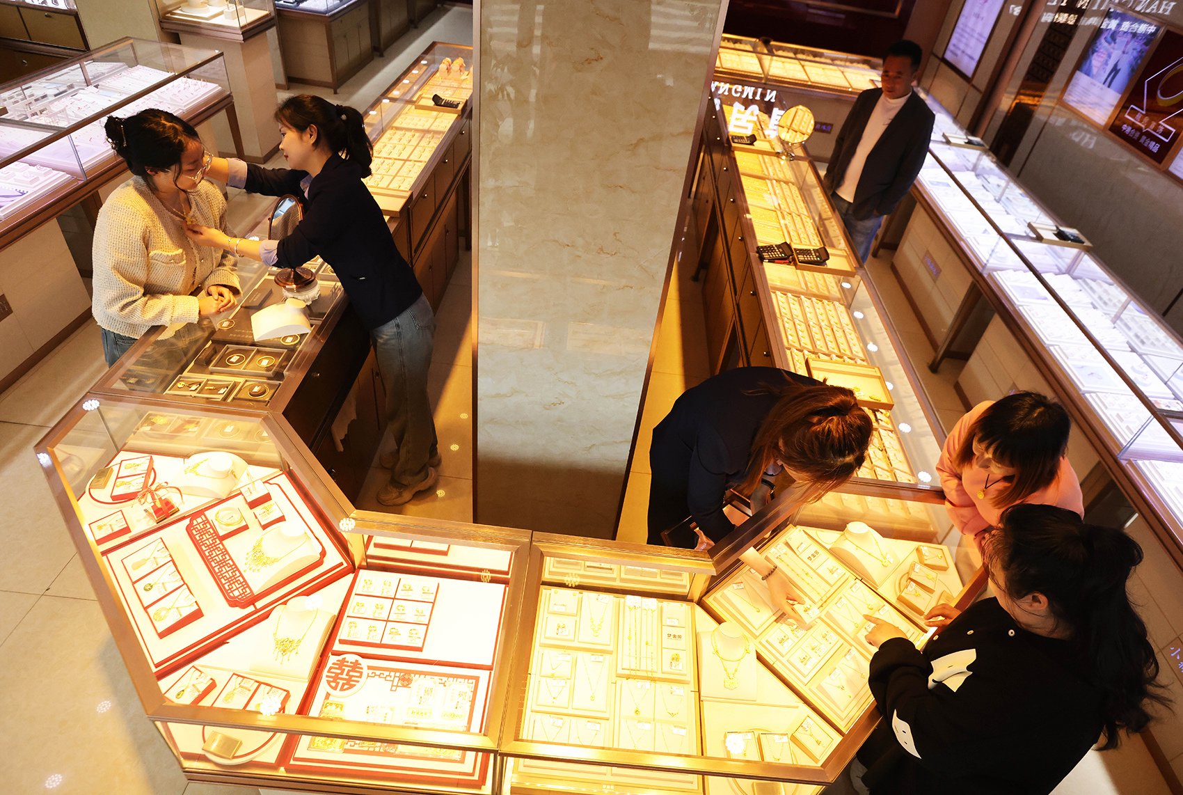 热搜！香港发生黄金劫案！10多名男子抢走金条、金砖及金粉，共65公斤，价值超5000万元