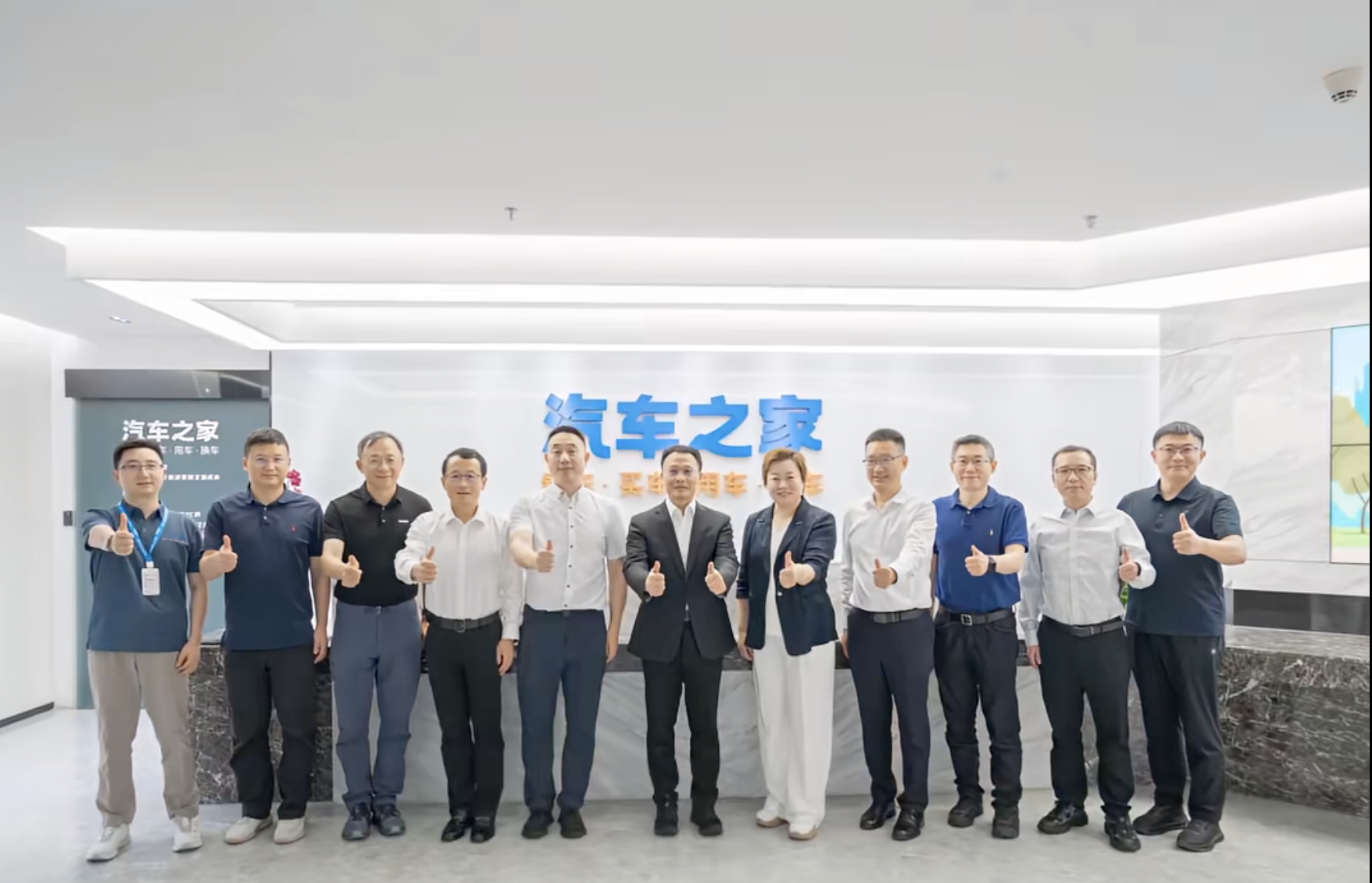 图中居中三人从左至右依次为：刘斥、海尔集团总裁梁海山、王秋凤 图片来源：刘斥