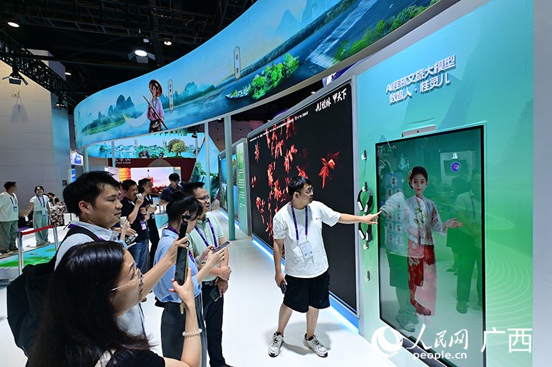 数智人“桂灵儿”在跟市民互动。人民网 雷琦竣摄