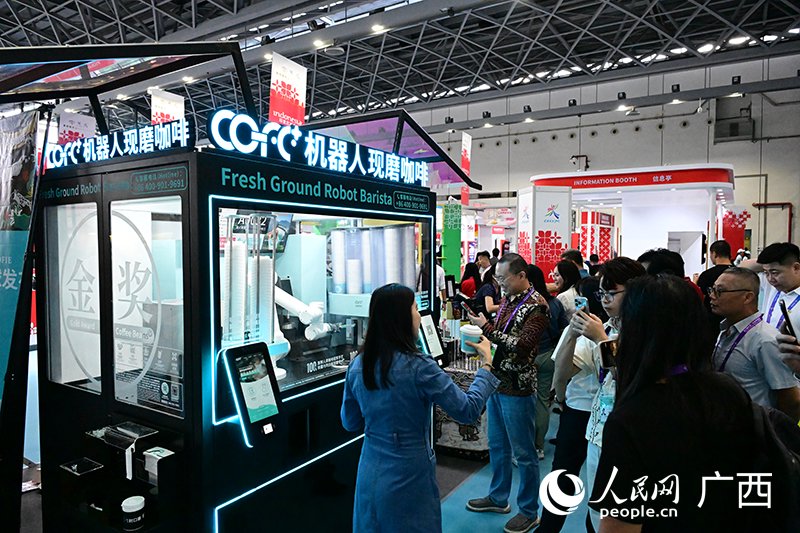 机器人现磨咖啡。人民网 雷琦竣摄