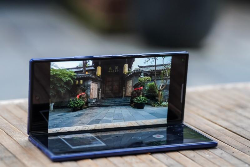 三星Galaxy Z Fold7立式自由拍摄