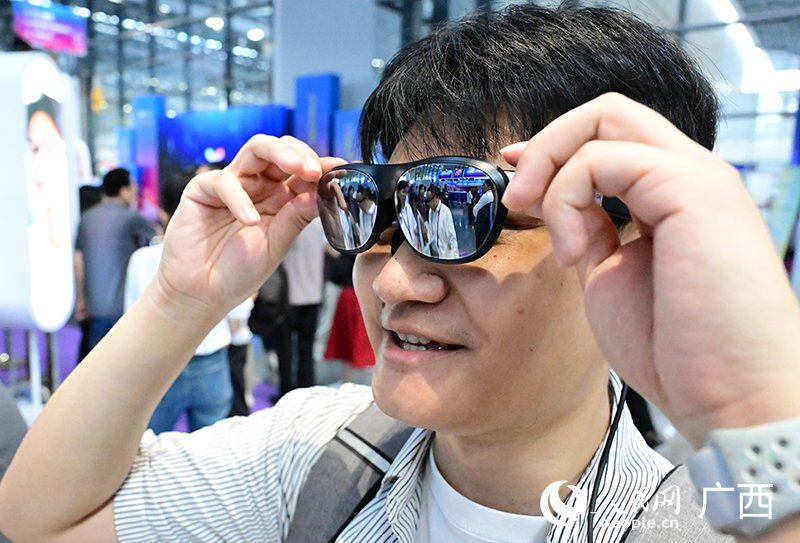 市民在体验智能眼镜。人民网 雷琦竣摄