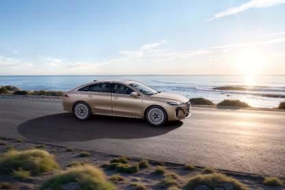 长续航中大型轿车8.58万元起售，荣威M7 DMH主打生活“大美好”