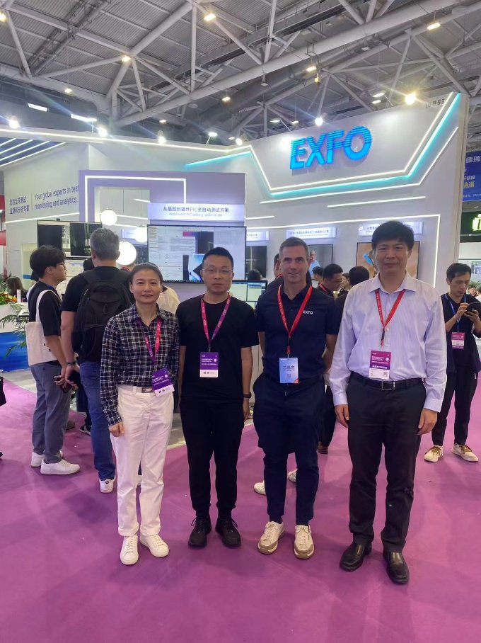 图：右一EXFO曹峥，右二EXFO Christophe Coutelle ，左一C114李颖颖，左二C114汤向根