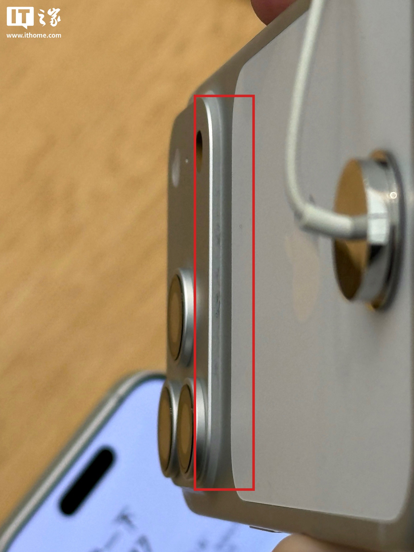▲ 图注：IT之家线下实拍 iPhone 17 Pro 相机模组附近划痕