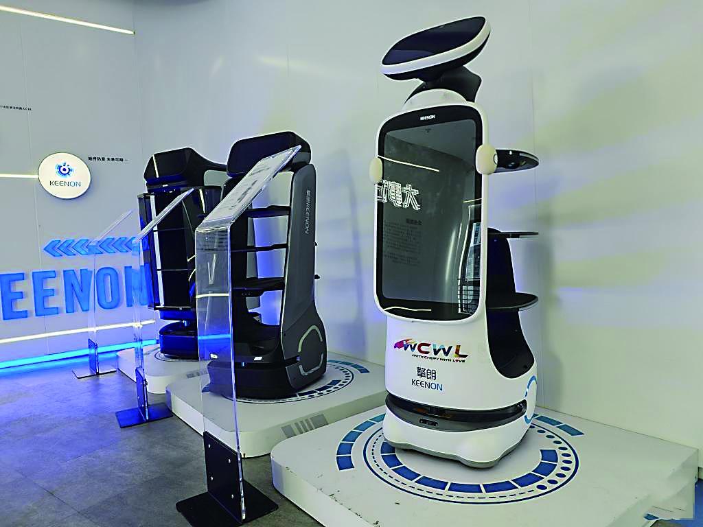 擎朗智能展厅内展示的各类服务机器人。新华社发