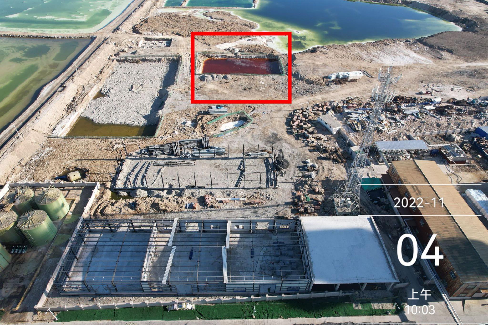 2022年11月4日一号基坑（红框内）的状态：水体呈红色，湖泊水域靠近基坑。资料照片